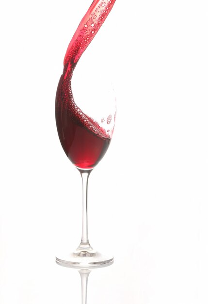 Rotwein aus einem Glas gegossen