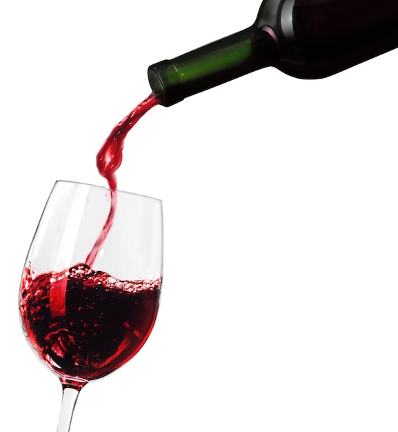 Rotwein, das in einem Glas auf weißem Hintergrund gegossen wird