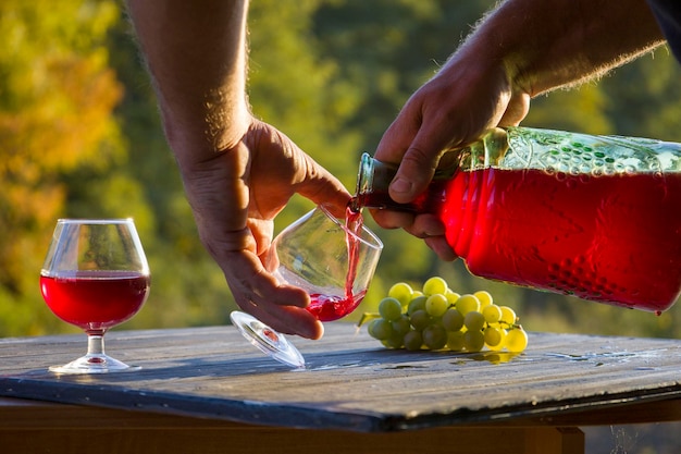 Rotwein in einem Glas und einer Flasche Unscharfer Hintergrund