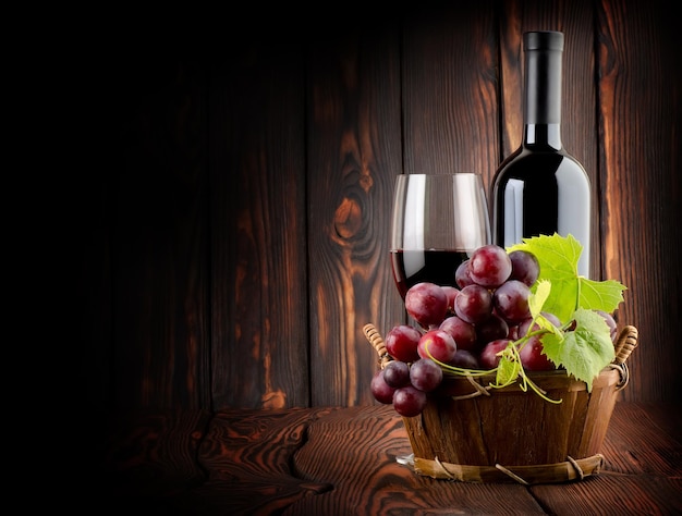 Rotwein mit einem Weinglas auf Holzuntergrund