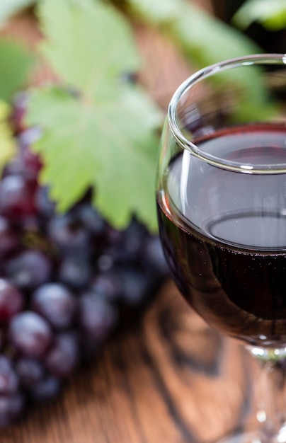 Rotwein mit frischen Trauben