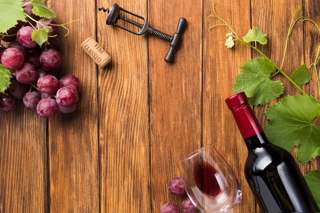 Rotwein neben Reben mit Kopienraum