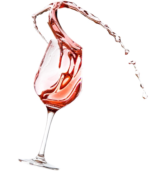 Rotwein spritzt aus dem Glas