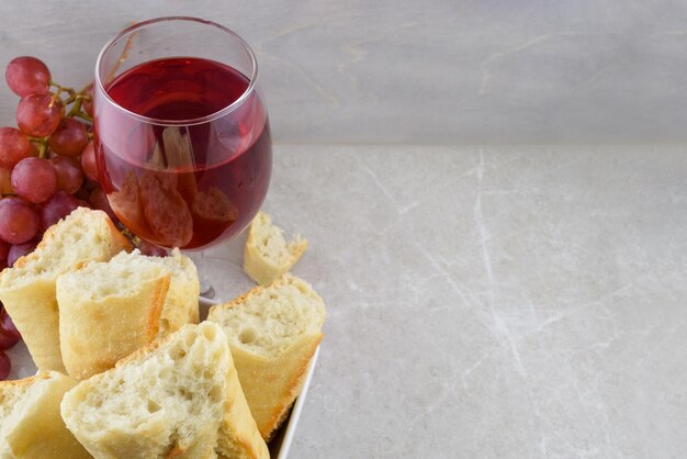 Rotwein und frisches Brot mit Textfreiraum