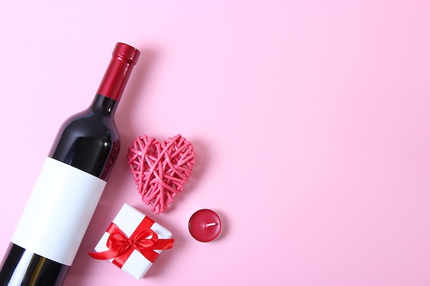 Rotwein und Rosen auf dem Tischvalentinstaghintergrund