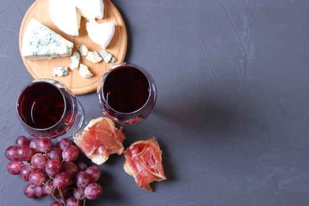 Rotwein und Snacks auf der Tischplattenansicht