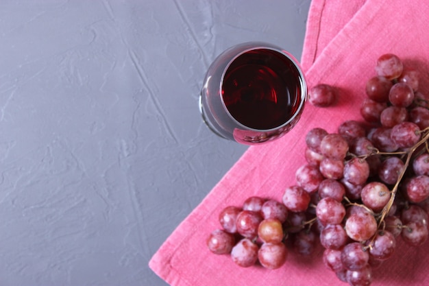 Rotwein und Trauben auf der Tischplattenansicht