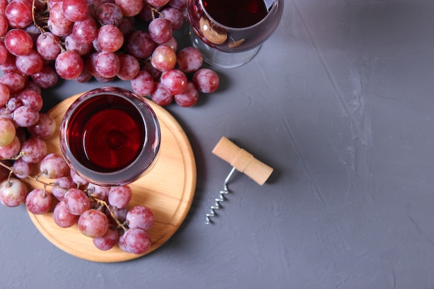 Rotwein und Trauben auf der Tischplattenansicht