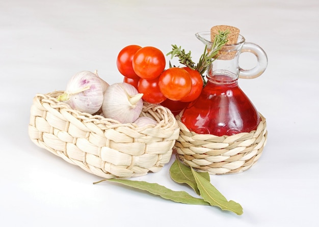 Rotweinessig mit frischem Gemüse und Gewürzen