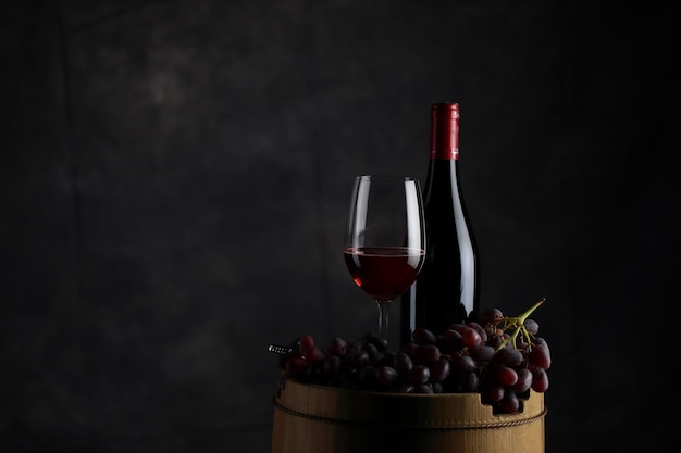 Rotweinflaschen auf Tisch vor schwarzem Hintergrund