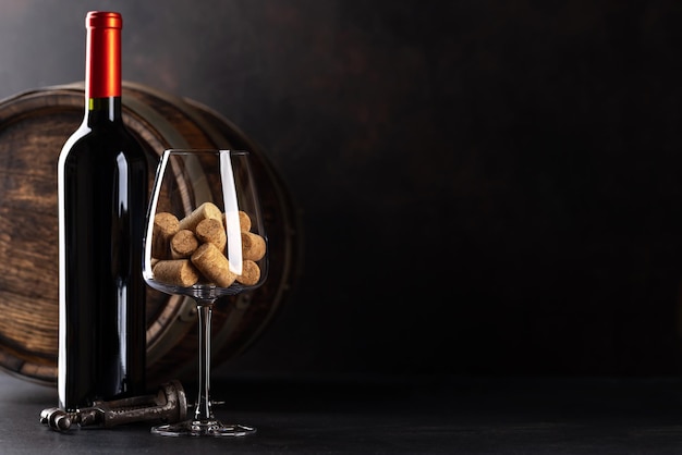 Rotweinflaschenfass und Weinglas mit Korken