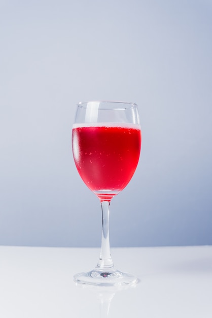 Rotweinglas auf grauem Hintergrund