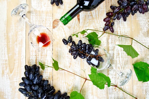 Rotweinkonzept mit Flasche, Glas und Trauben