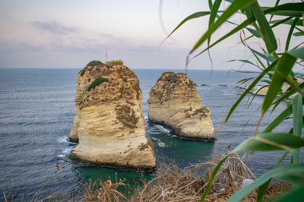 Foto rouche, símbolo da capital do líbano, beirute pigeon rocks