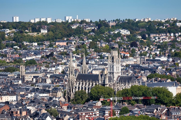 Rouen Francia 05 de agosto de 2020 Vista aérea de Abbatiale SaintOuen y la iglesia de SaintLaurent