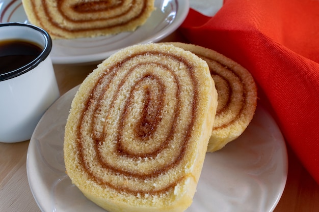 Foto roulade de goiaba. sobremesa típica brasileira, da região nordeste. bolo de goiaba. foco seletivo.