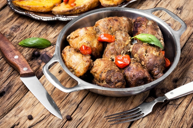 Roulades de carne en un recipiente de metal