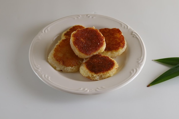 Round Wingko Babat, bocadillo tradicional indonesio hecho de harina de arroz glutinoso, azúcar.