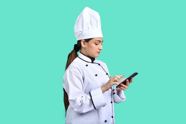 roupa branca de jovem chef usando telefone inteligente modelo paquistanês indiano