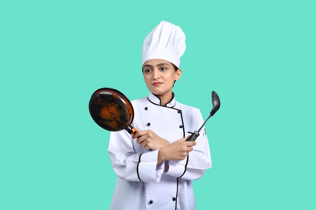 roupa branca de menina jovem chef segurando panela e colher modelo paquistanês indiano