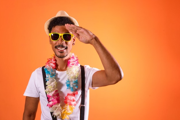 Roupa brasileira de carnaval homem negro com fantasia de carnaval se divertindo