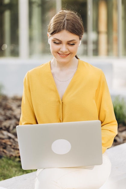 Roupa casual de mulher de negócios freelance caucasiana usando videoconferência de chamada de trabalho de laptop com custo