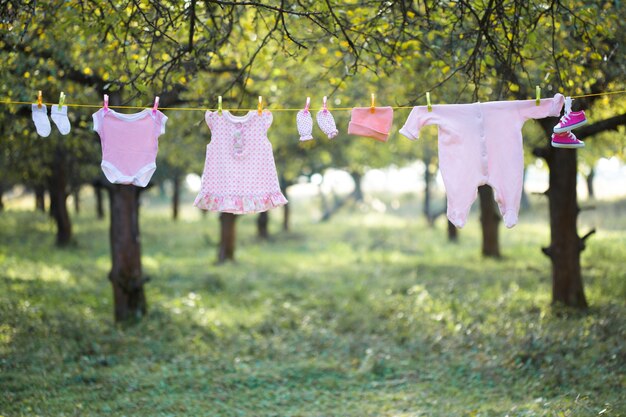 Roupa de bebê rosa ao ar livre no jardim