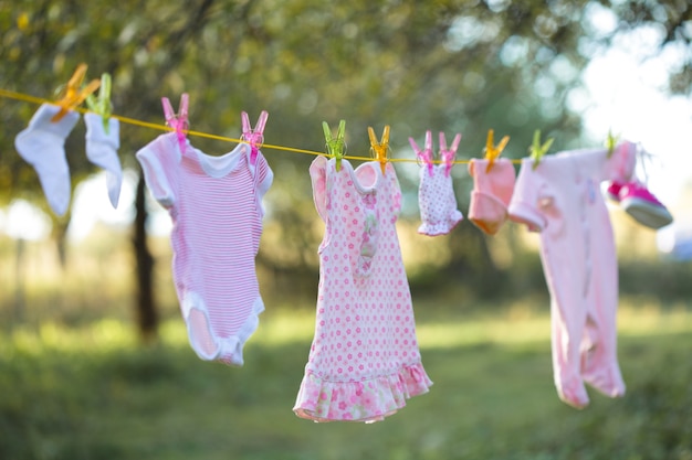 Roupa de bebê rosa ao ar livre no jardim