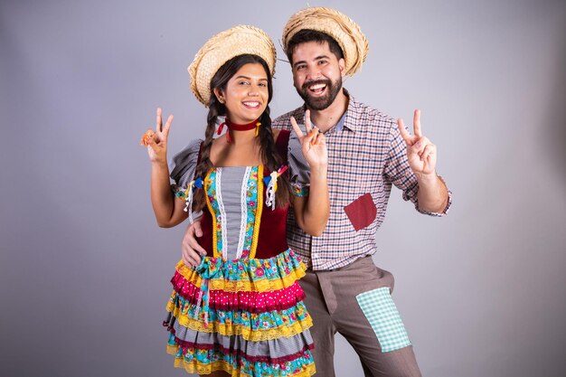 Foto roupa de casal brasileiro da festa junina arraial festa de sao joao namorado e namorada paz e amor