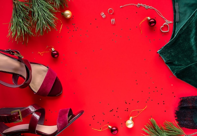 Roupa de festa de natal. vestidos verdes e sapatos vermelhos femininos. moda fora. vestido de festa. camada plana, vista superior.