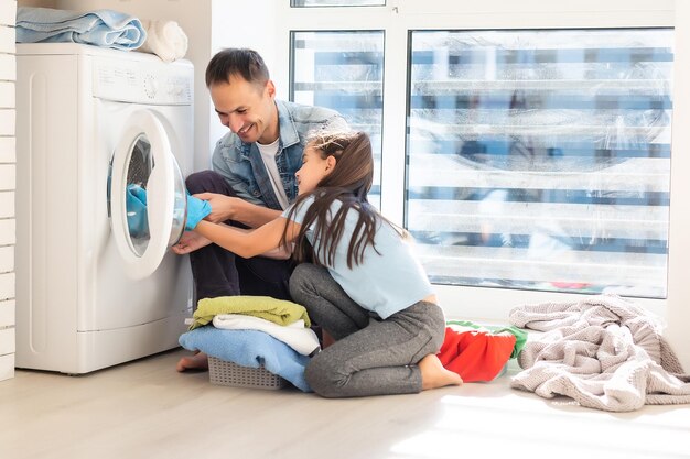 roupa de lavanderia familiar multiétnica casual feliz em casa