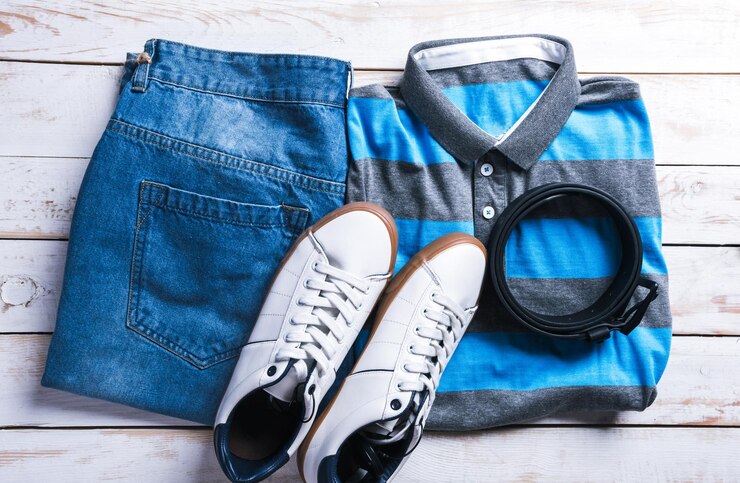 Foto roupa de moda casual homens cool na mesa de madeira