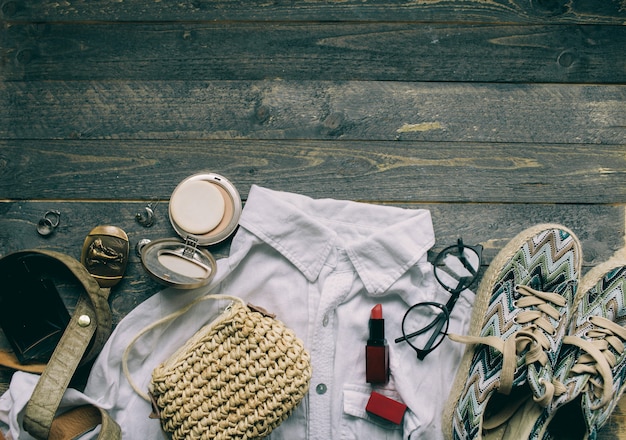 Roupa de mulher com camisa branca e acessórios