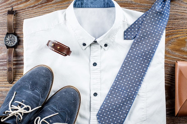 Roupa de roupa clássica do homem plana leigos com camisa formal, gravata, sapatos e acessórios.