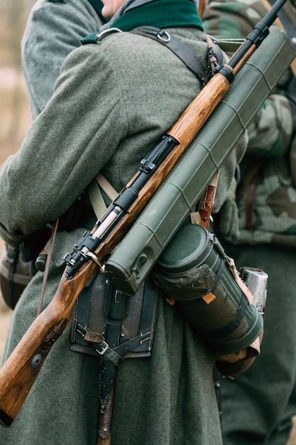 Roupa de um soldado alemão com um rifle