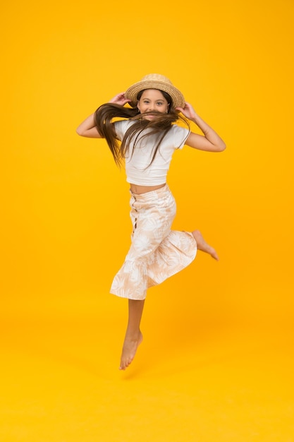 Roupa de verão de menina alegre pulando conceito de pressa