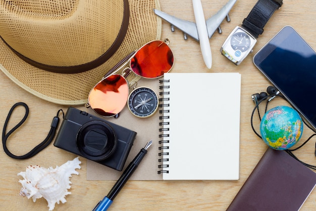 Roupa de viajante. Planejando a viagem de férias. Conceito de viagens e turismo.