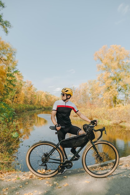 Roupa esportiva de ciclismo e descanso de capacete em uma caminhada no belo parque