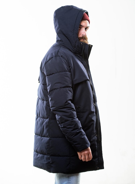 Roupa hipster Hipster moda moderna Guy usa chapéu e jaqueta preta de inverno Elegante e confortável Estilo hipster moda masculina Homem barbudo hipster stand em casaco preto quente parka isolado no branco