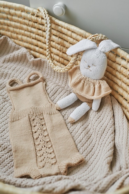 Roupa infantil de malha e acessórios para tricô. Costura e tricô. Hobbies e criatividade. Malha para crianças. Feito à mão