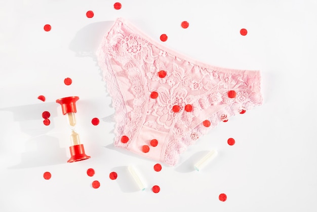 Roupa íntima feminina e produtos de higiene íntima Conceito de menstruação saúde da mulher ciclo menstrual virgindade dias críticos higiene proteção dor síndrome pré-menstrual Vista superior plana