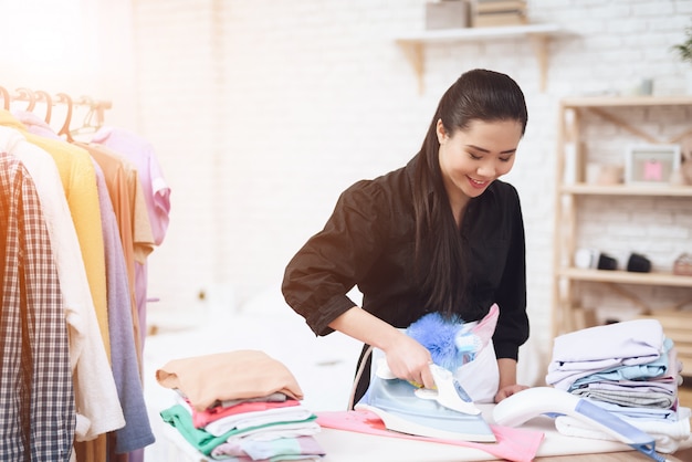 Roupa Passando Da Empregada Doméstica Tailandesa Doce Feliz Da Empregada Doméstica.