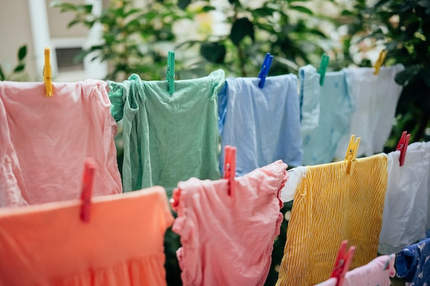 Roupas a secar na mesa