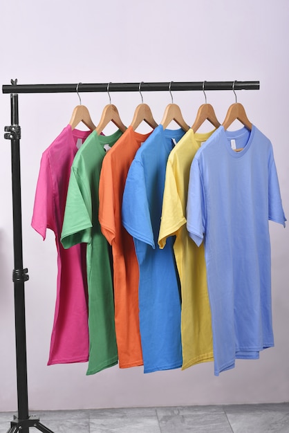 Roupas coloridas com roupas gancho em pendurar