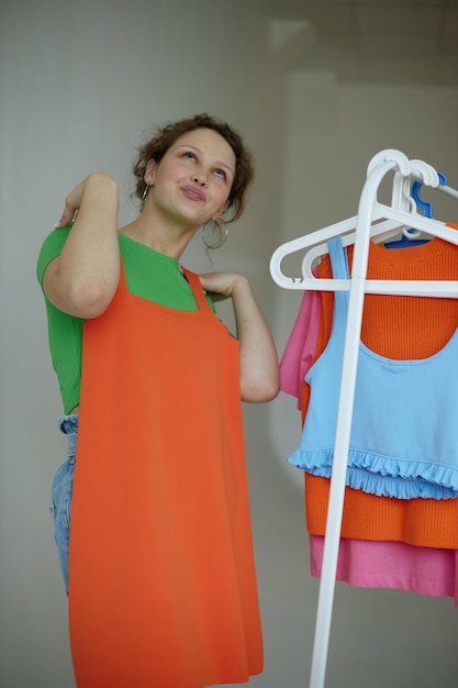 Foto roupas coloridas de guarda-roupa de menina bonita estilo jovem fundo claro inalterado