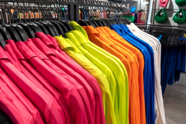 Roupas coloridas em cabides na loja