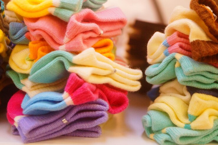 Foto roupas coloridas na mesa.