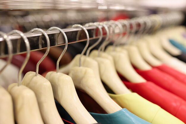 Roupas coloridas penduradas em cabides no shopping