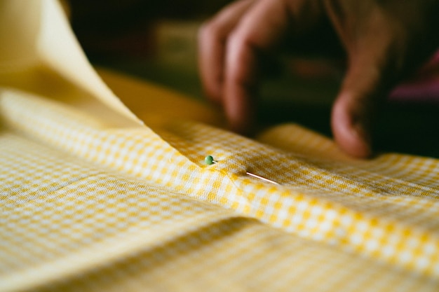 Foto roupas cortadas para costura à mão