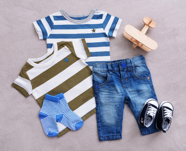 Foto roupas de bebé com fundo de tecido